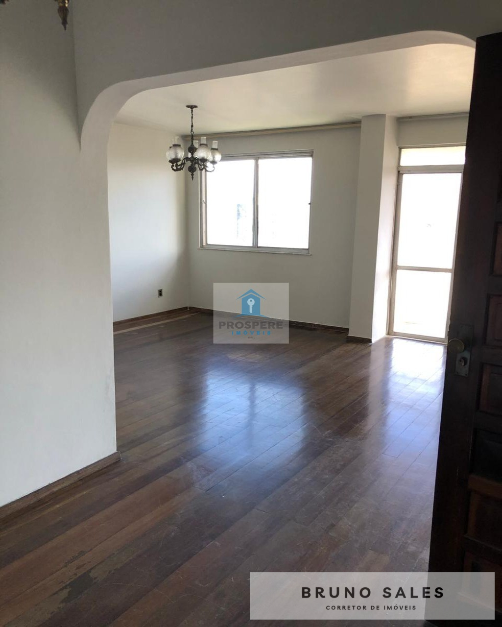 Apartamento na Ondina, 3 quartos sendo 1 suíte, varanda, vista mar e 2 vagas de garagem - Prospere Imóveis