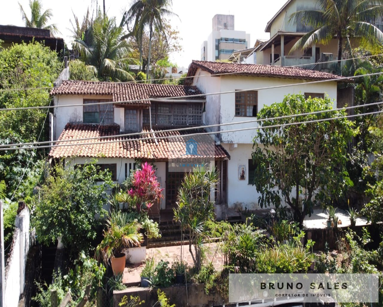 Casa 6 dormitórios sendo 5 suítes, jardim, piscina, 3 vagas, Boca do Rio - Prospere Imóveis