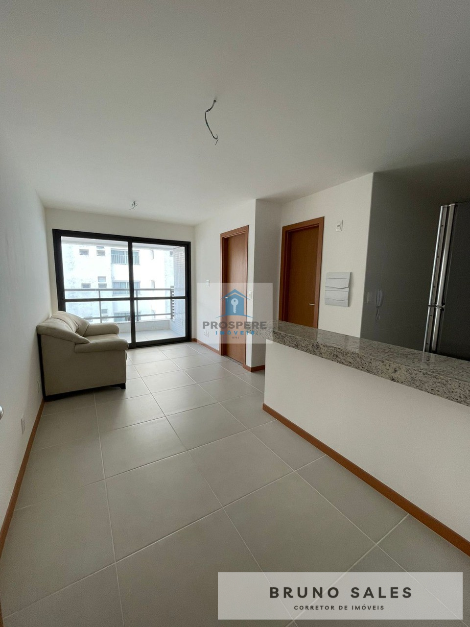 Apartamento nascente no Canela, andar alto, varanda, e o imóvel conta conta com 2 vagas de garagem.