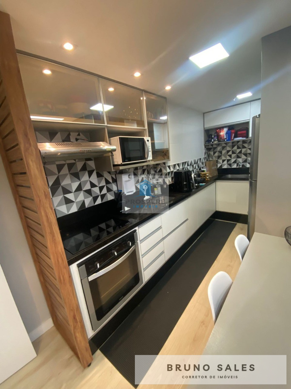 Apartamento nascente, mobiliado, decorado, com 2 suítes próximo ao Salvador Shopping.