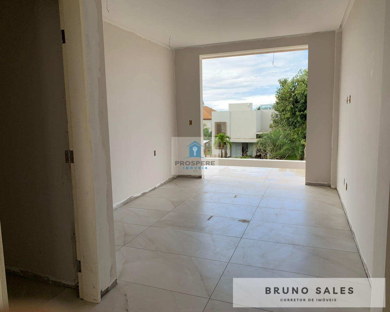 Casa Duplex 5 quartos, varanda Vista Mar e Pé direito duplo. Condomínio com segurança 24hrs, área de lazer, quiosque com lagoa para eventos. - Prospere Imóveis