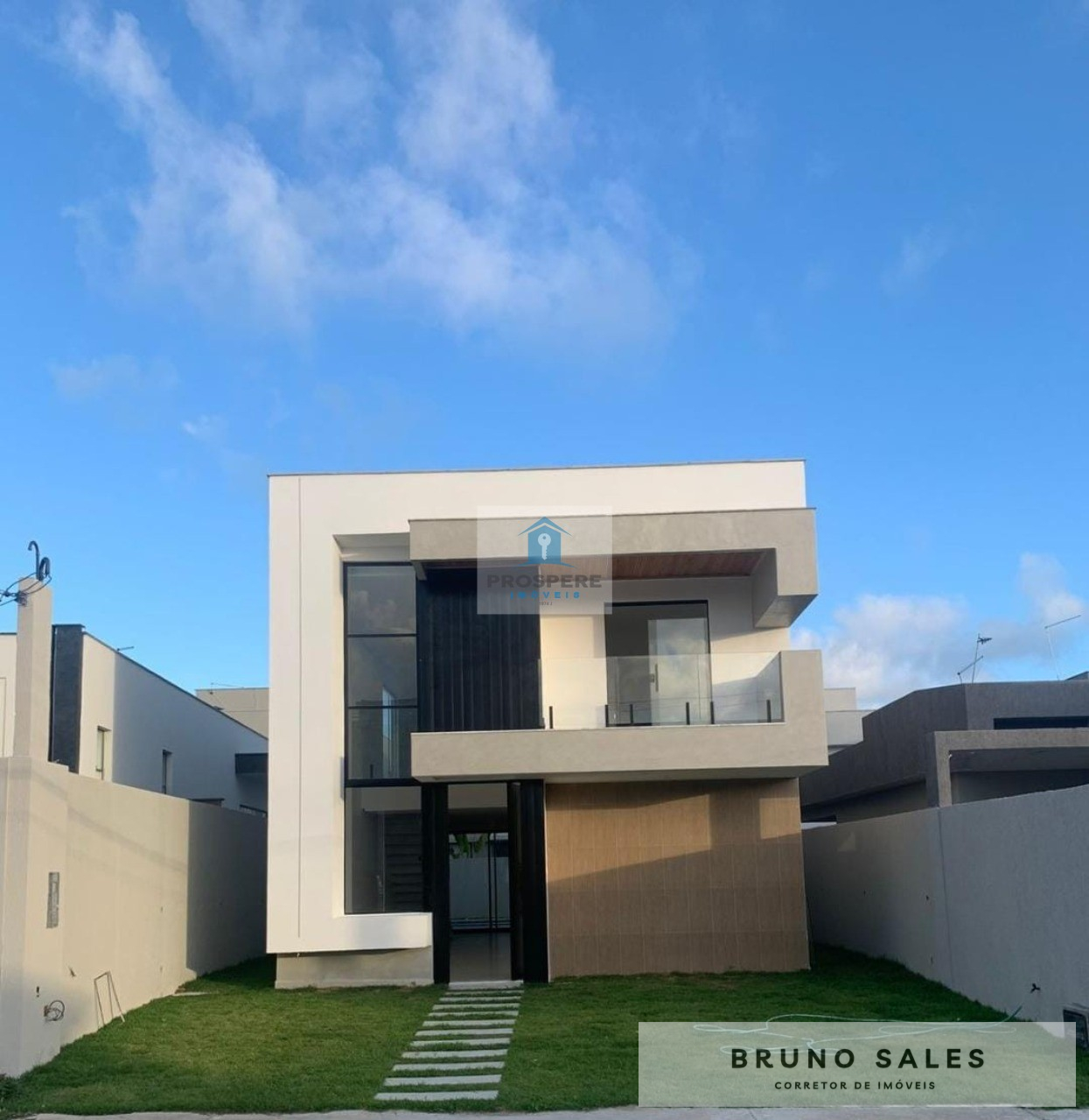 Casa DUPLEX ALTO PADRÃO em Abrantes, 4 quartos, sendo 3 suítes, 4 banheiros, lavabo, 1 sala de estar com pé direito duplo, 1 sala de jantar, 2 vagas de garagem, piscina privativa, área de serviço, despensa, varanda gourmet.