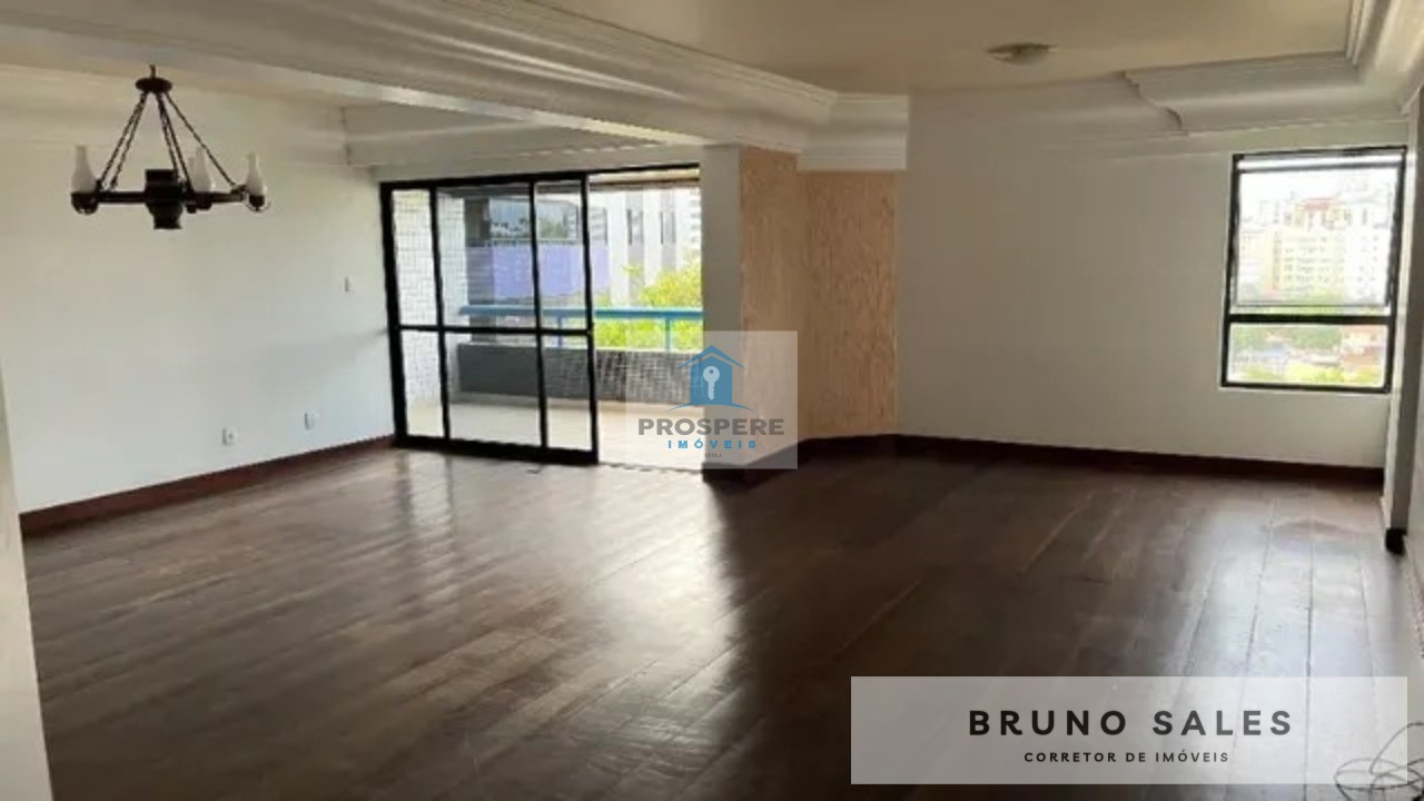 Apartamento no Morro do Conselho com 4 suítes, 2 transformadas em suítes master, sala ampla, varanda, 3 vagas de garagem com depósito.